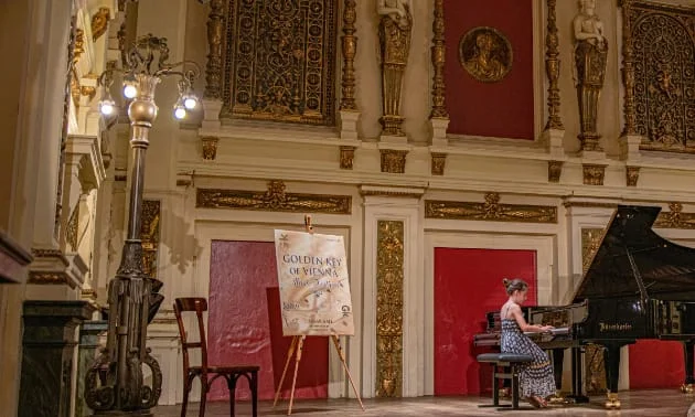 Piano und Flügel für die Schule