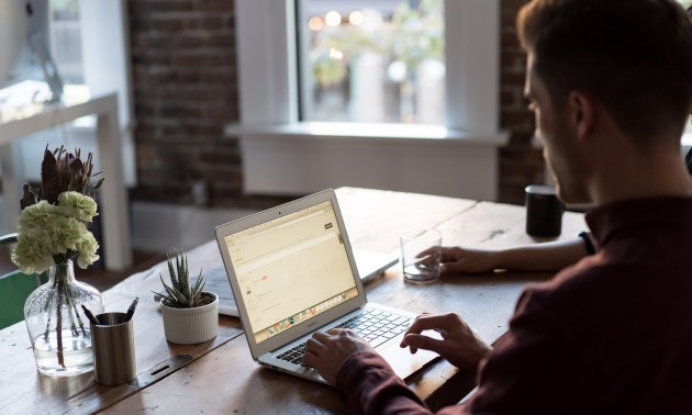 bench-accounting-49025-unsplash.jpg