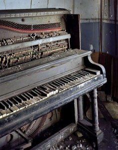old-piano.jpg old-piano.jpg