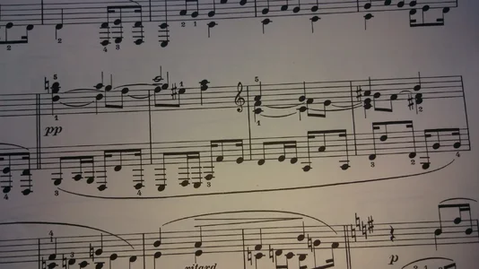 Kind im Einschlummern.webp