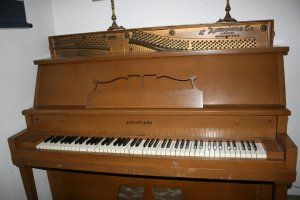 Piano 2.JPG
