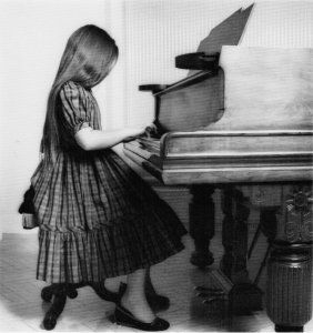 Mapplethorp Mädchen am Klavier150Grau.jpg