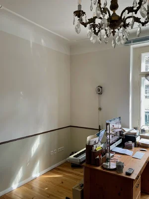 Kronleuchter und Klavierlücke.webp