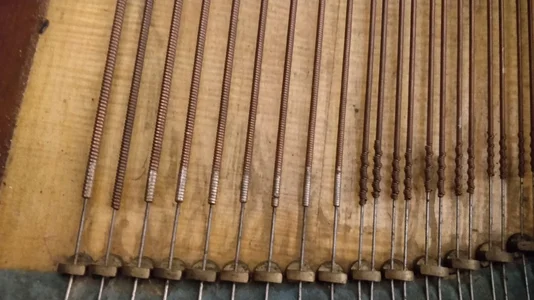 Basssaiten+Agraffen.jpg Basssaiten+Agraffen.jpg