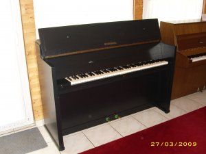 Schimmel-Piano 001.jpg