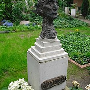 220px-Inge_Keller_-_Dorotheenstädtischer_Friedhof_-_Mutter_Erde_fec.JPG