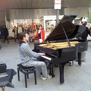 Pianist in Mue 22-04-10 (2).jpg