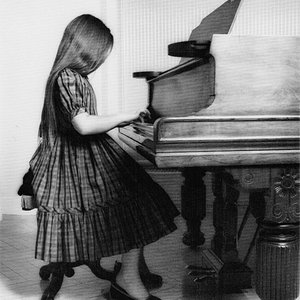 Mapplethorp Mädchen am Klavier150Grau.jpg