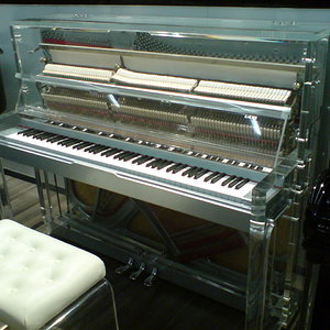Plexiglas-Klavier.JPG