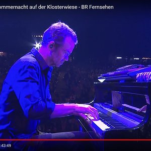 #Piano von Jo Barnikel Bild 09 Ansicht von rechts.jpg