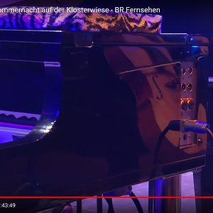 #Piano von Jo Barnikel Bild 19 DETAIL OUTPUTS + MIDI + Power in (Pianist von Konstantin Wecker).jpg