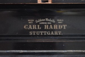 Klavier Carl Hardt 2545 (2) (300x199).jpg