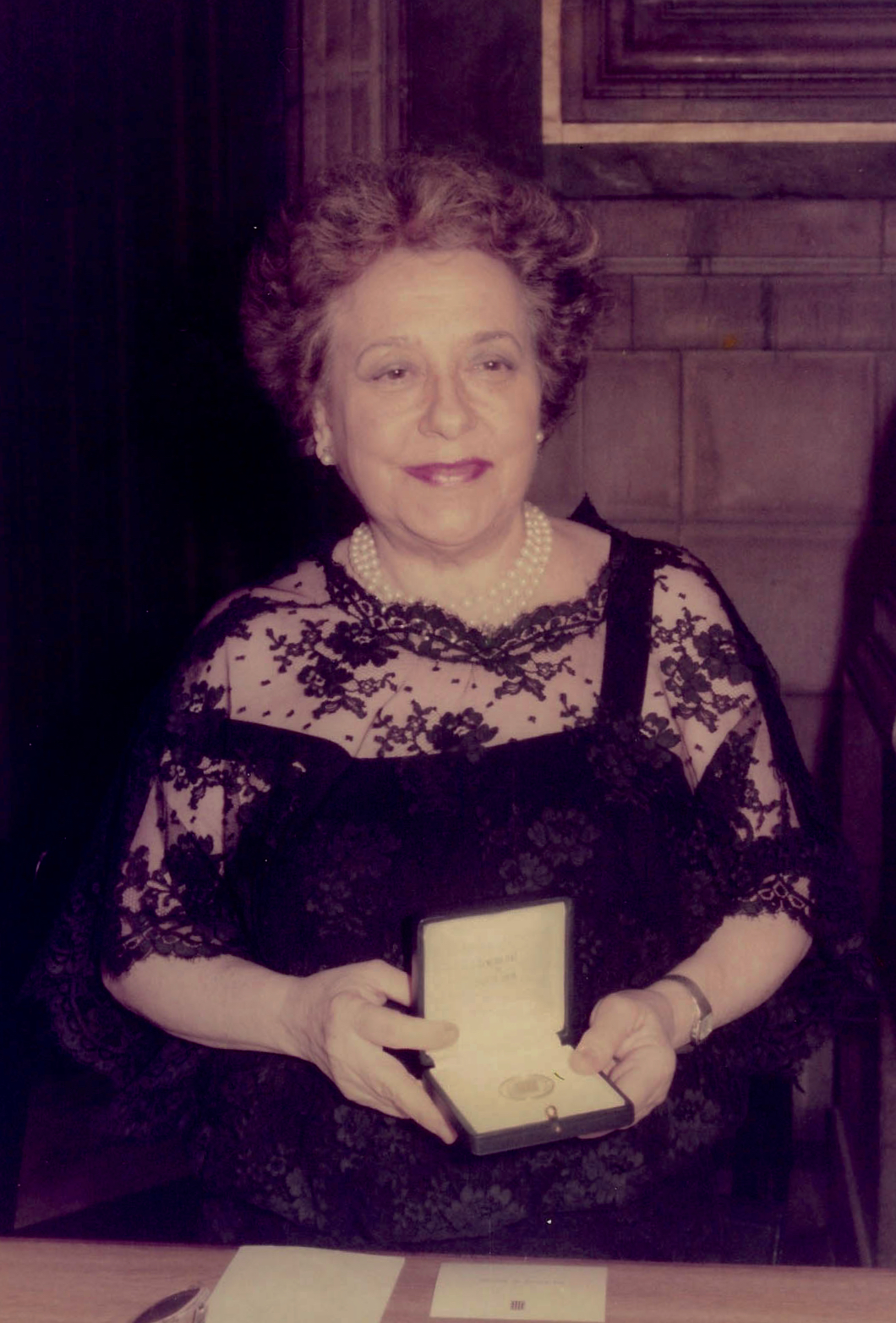 Alícia_de_Larrocha_i_de_la_Calle_%281983%29.jpg