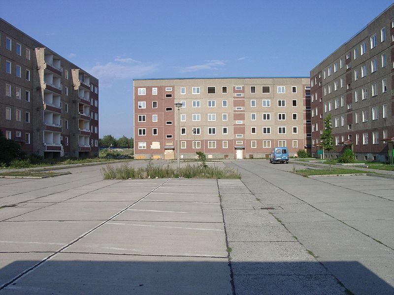800px-Plattenbau_Leerstand_Weisswasser_2004.jpg